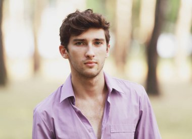 arka plan bulanık modern bir adam portresi