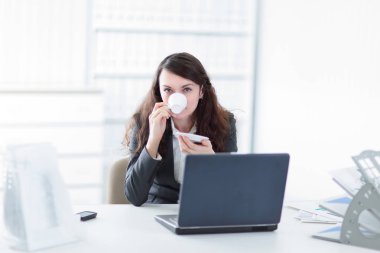 Genç iş kadını ile kahve bir iş tatilinde