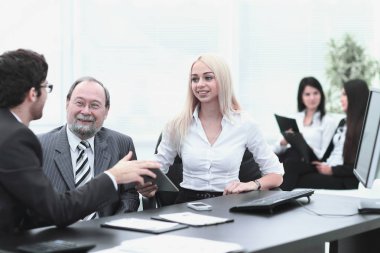 Yöneticisi ve arkadaşları yeni bir proje tartışıyor