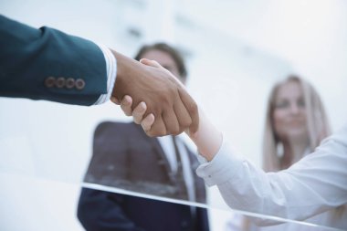 Alt görünümü .handshake iş kadınları bir iş ortağı ile