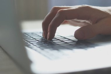 Erkek el kadar dizüstü keyboard.close yazarak bulanık görüntü