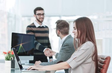  yeni iş ortakları arasında yeni anlaşmanın mali koşulları tartışılması önce avukatların el sıkışma