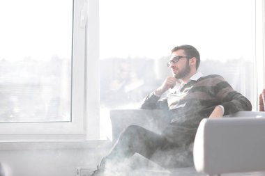 up.businessman bir sigara ile bir kahve molası sırasında kapatın.