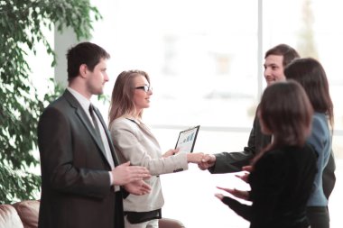 up.Handshake iş ortakları ve alkışlar iş takım kapatın.