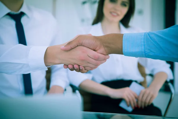 Closeup. Metoda handshaking multikulturní podnikatelé nad stolem. koncepce partnerství — Stock fotografie