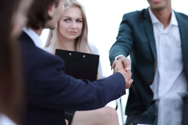 Closeup.handshake de partners de negocios.el concepto de cooperación — Foto de Stock