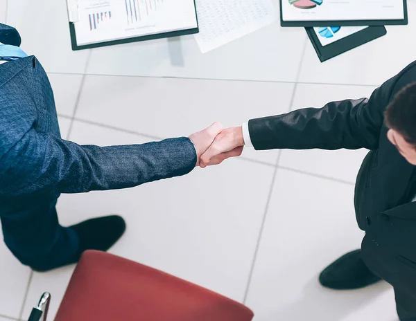 Top view.handshake van financiële partners in het kantoor — Stockfoto