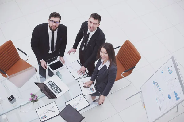 Top view.business team står ved skrivebordet og ser på kameraet – stockfoto