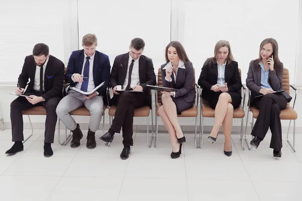 Группа деловых людей, сидящих в холле перед собеседованием — стоковое фото