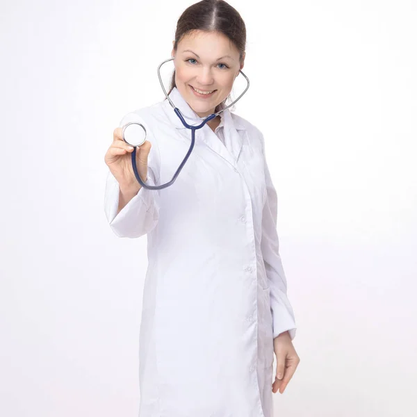 Portrait d'une jolie jeune femme médecin en manteau blanc . — Photo