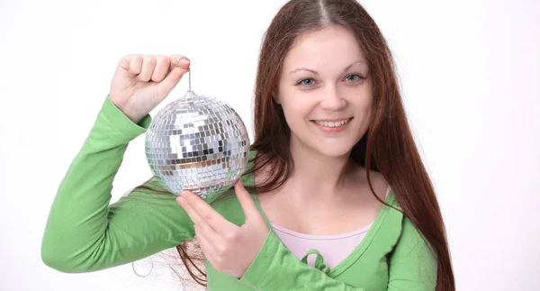 ディスコ ボールを保持しているパーティー ドレスの若い女性のスタジオ ポートレート — ストック写真