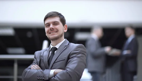 Retrato de empresário bonito no fundo do escritório borrado — Fotografia de Stock