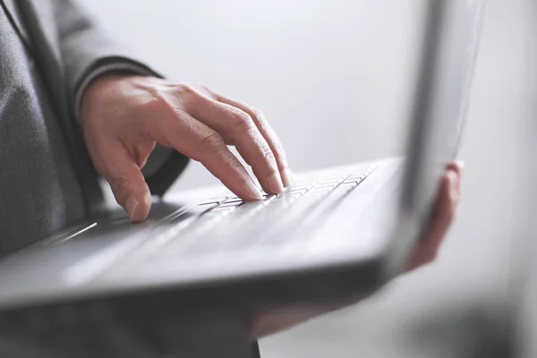 Fechar up.hand empresário no laptop keyboard.isolated no fundo borrado — Fotografia de Stock