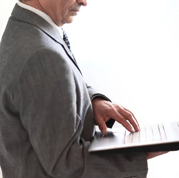白い背景の上の彼の laptop.isolated を使用して実業家の up.hand を閉じる — ストック写真