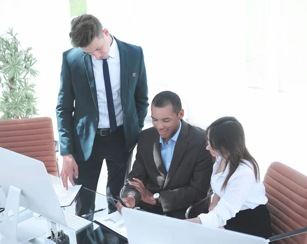 ofiste finansal belgeler ile çalışan işçilerin.