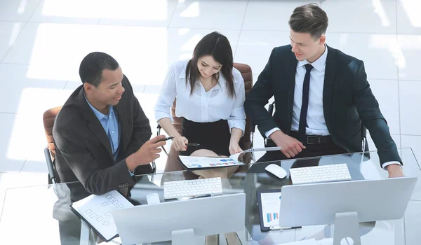 International business team discussing a financial contract. — Stock Photo, Image