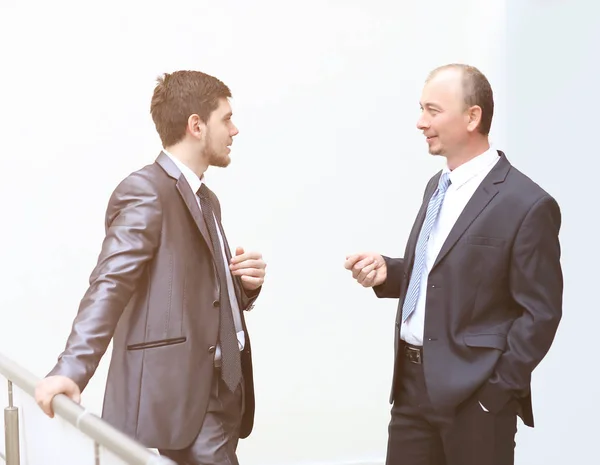 Dois empresários de sucesso discutindo questões de negócios — Fotografia de Stock