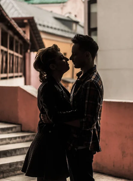 Amantes se abrazan en las calles de una gran ciudad —  Fotos de Stock