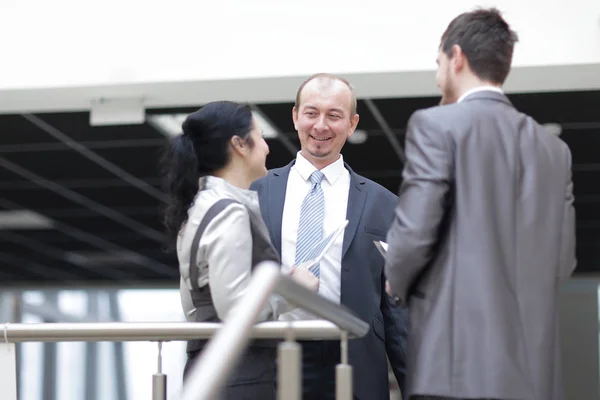 Les employés parlent dans le hall du bureau — Photo