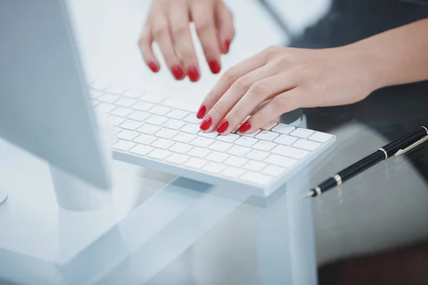 Closeup.Business kvinna att skriva på datorns tangentbord — Stockfoto