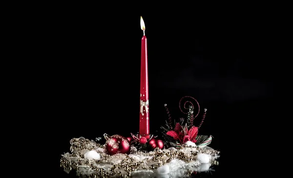 Candela e composizione natalizia su sfondo nero — Foto Stock