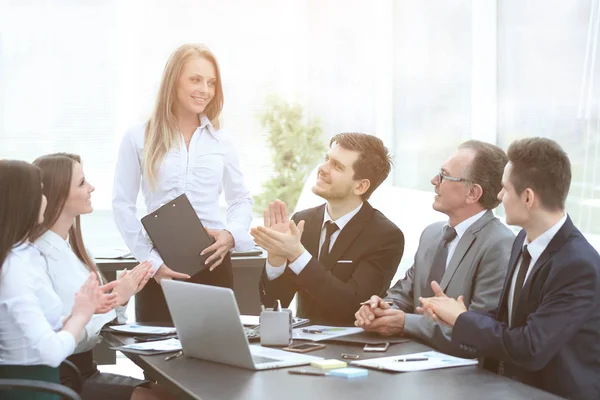 Equipo de negocios aplaudiendo al orador en la reunión . — Foto de Stock