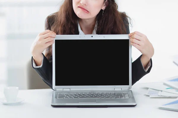 Δυσαρεστημένοι σύγχρονο επιχειρηματικό γυναίκα δείχνει ένα φορητό υπολογιστή. — Φωτογραφία Αρχείου