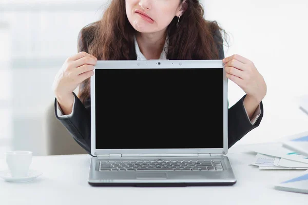 Dissatisfied modern business woman showing a laptop. — Stock Photo, Image