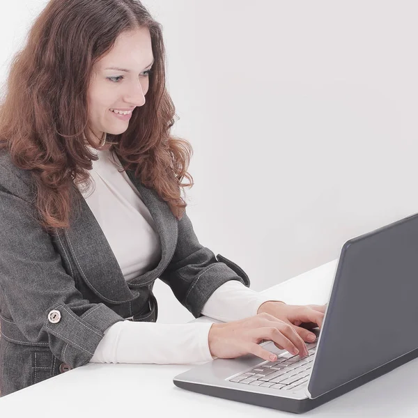 Detrás view.smiling mujer de negocios escribiendo en el ordenador portátil y mirando —  Fotos de Stock