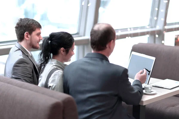 Группа бизнесменов, использующих ноутбук в офисе — стоковое фото