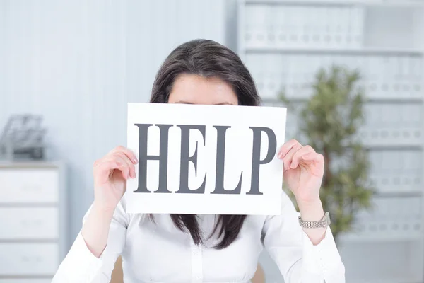 Glimlachende zakenvrouw tonen een blad met de help voor word — Stockfoto