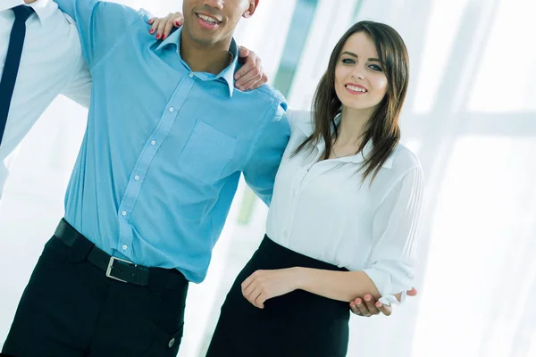 Porträtt av vänliga business-team i bakgrunden av office — Stockfoto