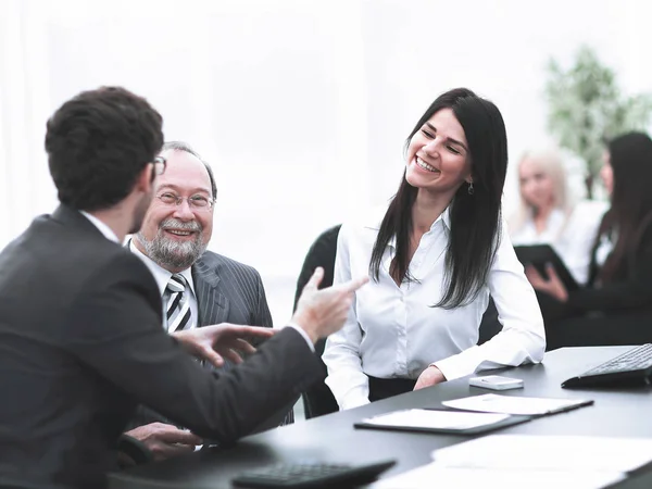 Gerente Proyecto Personal Hablando Desk Teamwork —  Fotos de Stock