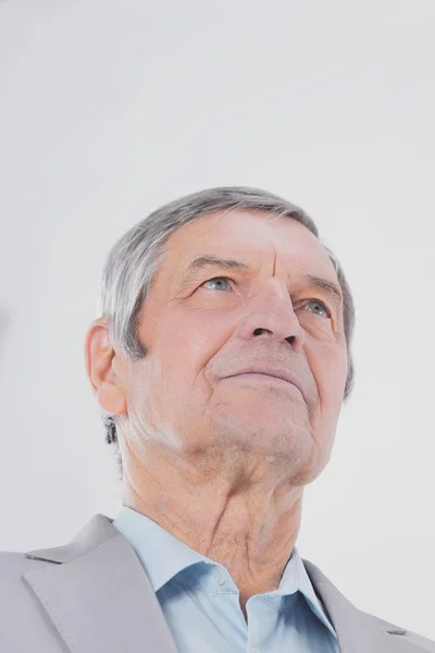Selbstbewusster Senior-Geschäftsmann blickt zum Kopierraum auf — Stockfoto