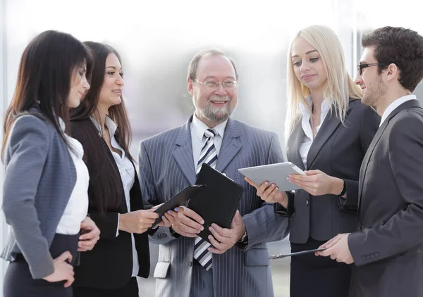 Primer plano. Un equipo de negocios de pie hablando en la oficina —  Fotos de Stock