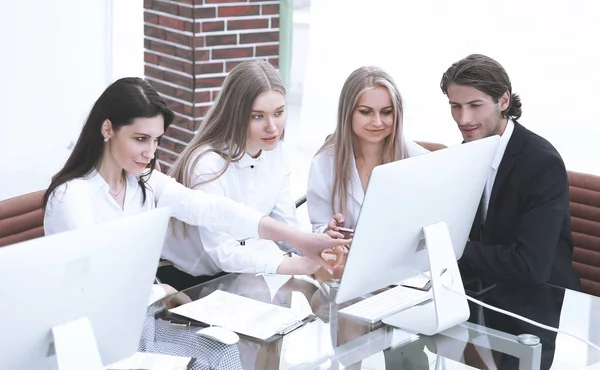 Grupo empresarial que discute un nuevo proyecto comercial . — Foto de Stock