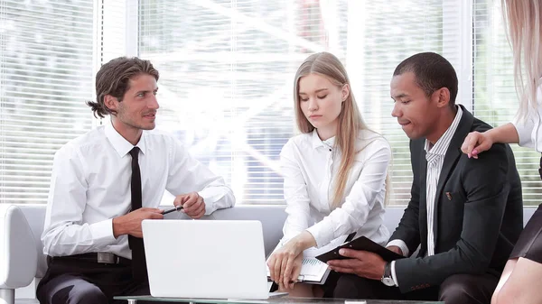 Koncentrerad business-team på arbetsplatsen tänkande om affärsproblem — Stockfoto