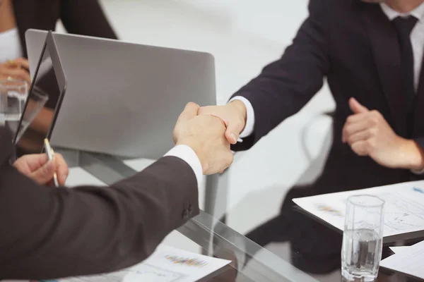 Закрывай. рукопожатие бизнес-партнеров на рабочем столе — стоковое фото