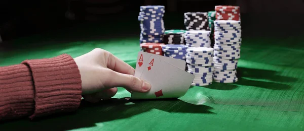 Close-up. Casino chips en speelkaarten in de hand van de spelers. — Stockfoto