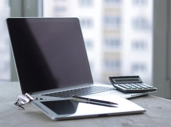 Close up.a laptop with a black screen in the workplace in the of — Stock Photo, Image