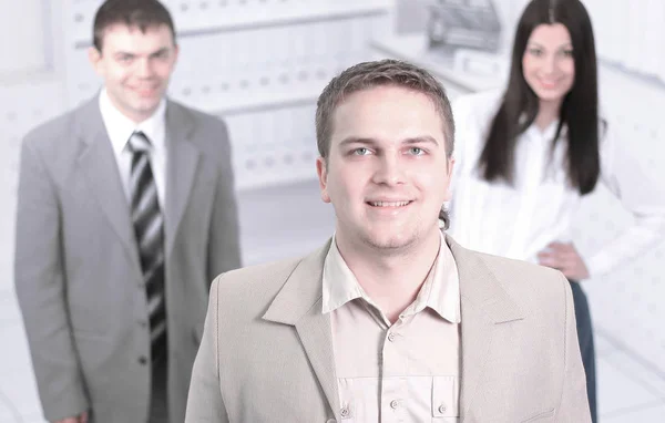 Giovane uomo d'affari sicuro su sfondo di ufficio — Foto Stock