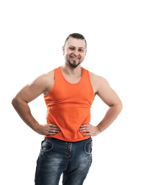 Retrato de un chico deportivo - culturista en jeans y naranja t-shi — Foto de Stock