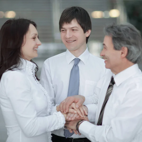Mão juntos grupo escritório trabalho em equipe mostrar o poder do sucesso — Fotografia de Stock
