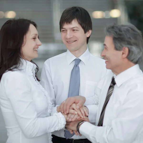 Mano insieme gruppo ufficio lavoro di squadra mostrare il potere di successo — Foto Stock