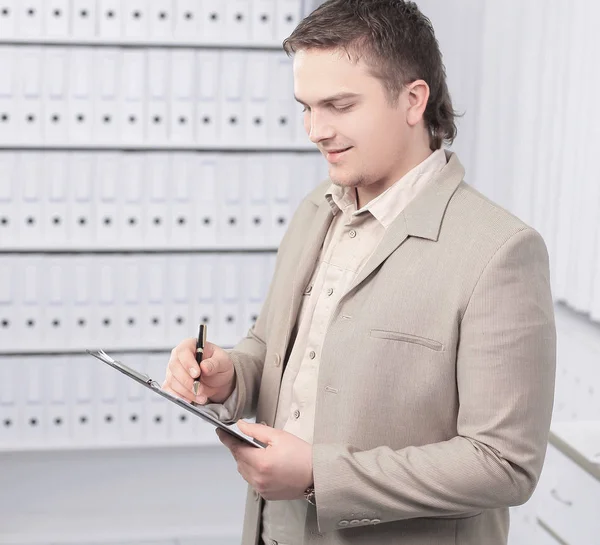 Jonge Manager met documenten op de achtergrond van het Bureau — Stockfoto