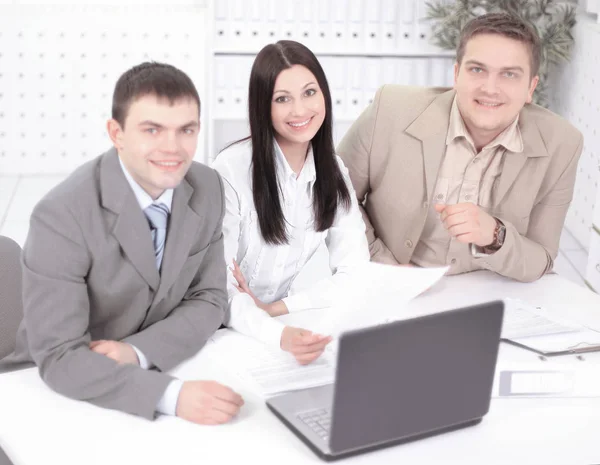 Employees discussing financial charts sitting at their Desk — Stock Photo, Image