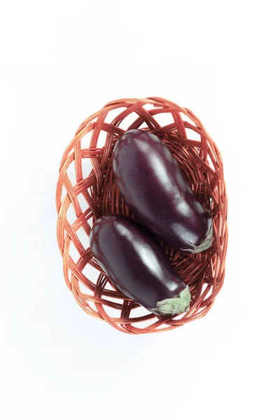 Beyaz hasır basket.isolated iki Olgun patlıcan. — Stok fotoğraf