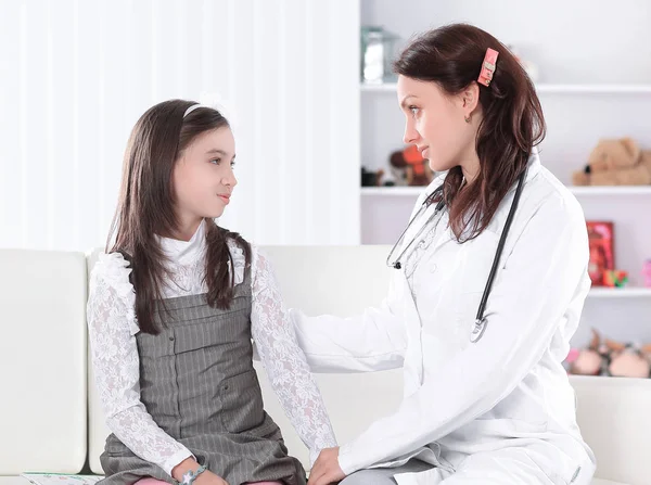 Pediatra, falando positivamente com uma menininha. Foto com espaço de cópia — Fotografia de Stock