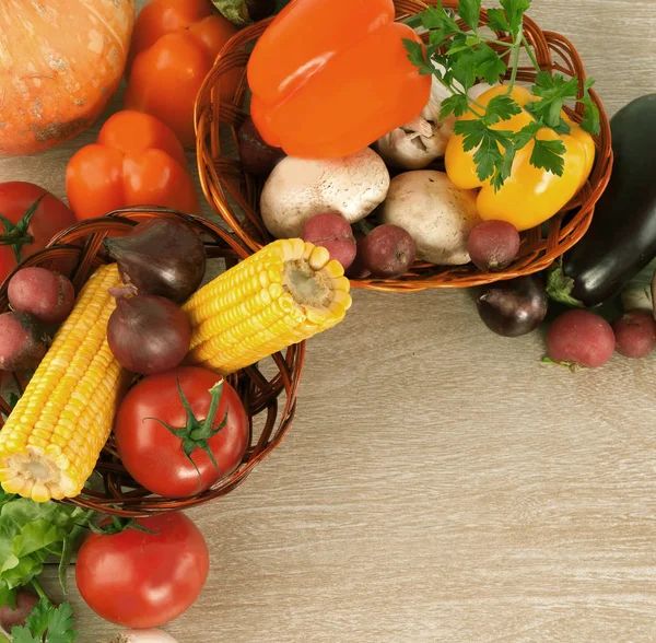 Frame of fresh vegetables on a wooden background — Stock Photo, Image