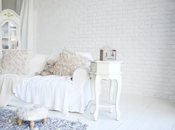 14 Şubat tarihli masa takvimi şık bir oturma odasındaki komodinin üzerinde..